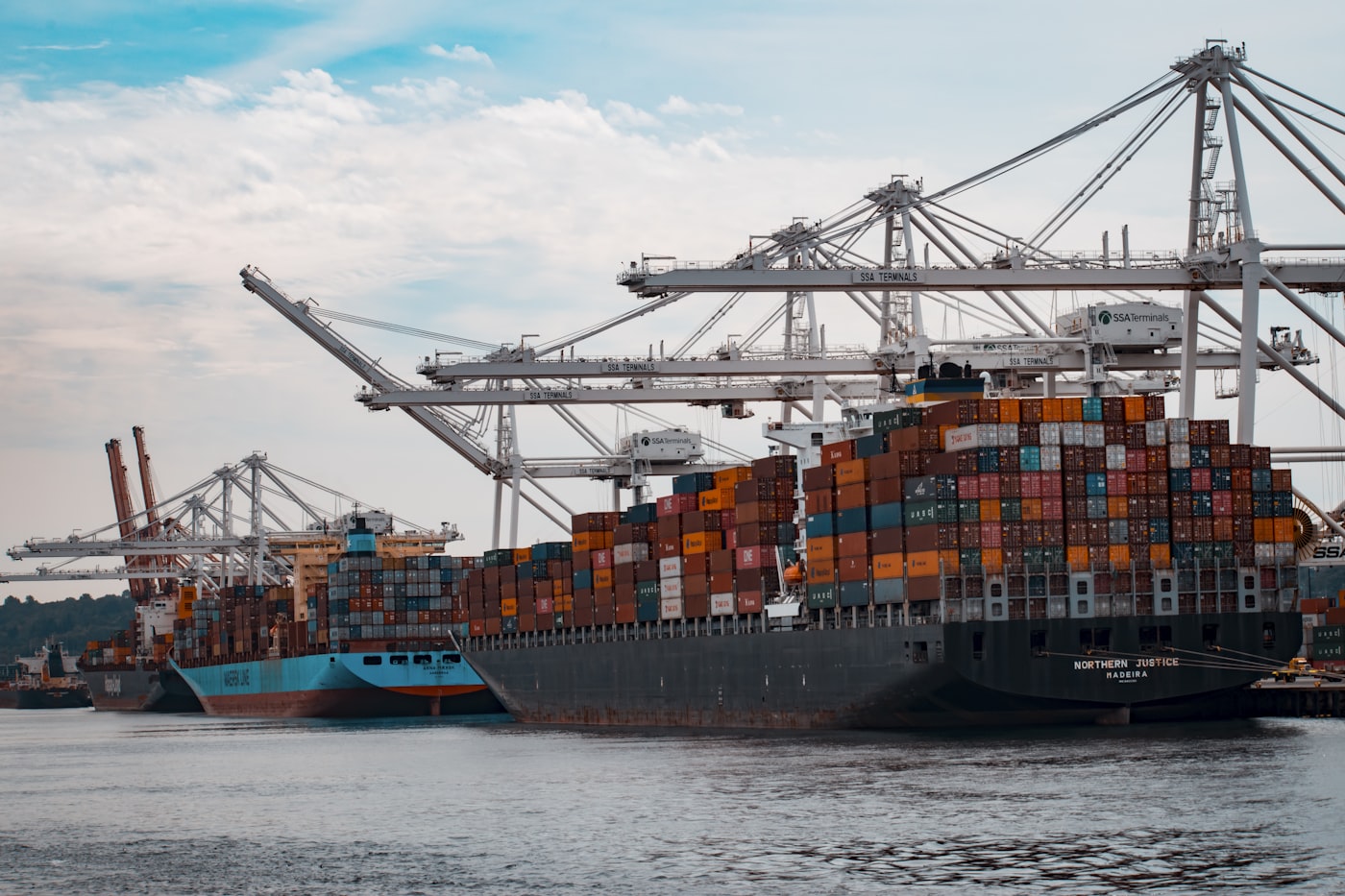 Guindastes portuários carregando navio porta-contêineres