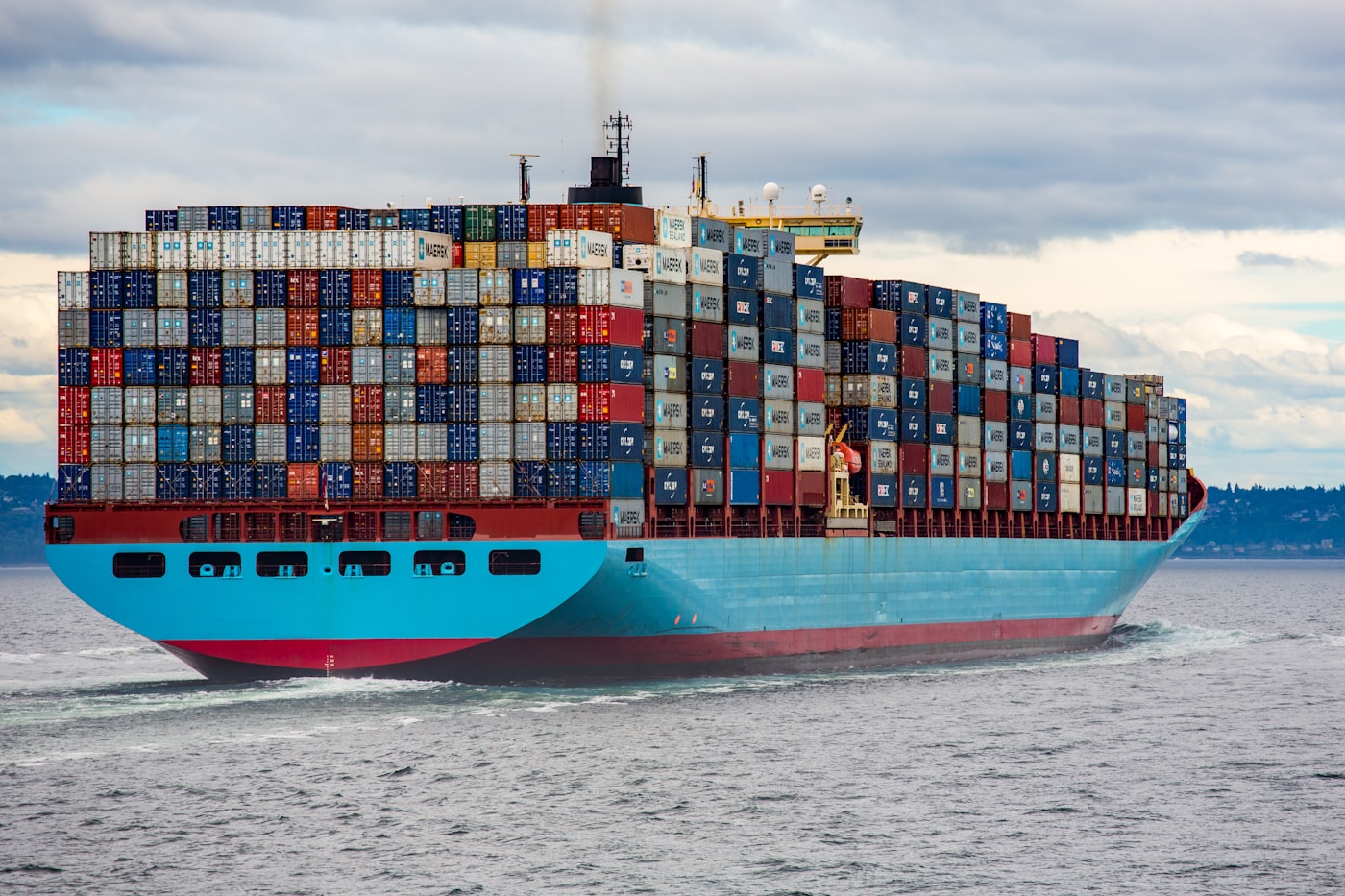 Navio porta-contêineres navegando em mar aberto