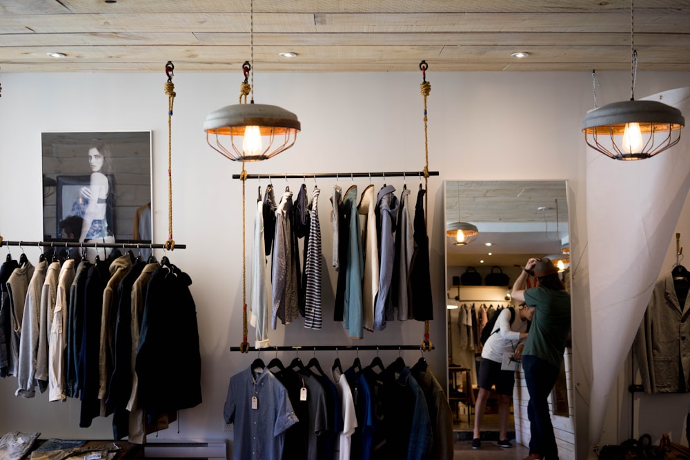 Arara de roupas em loja de moda