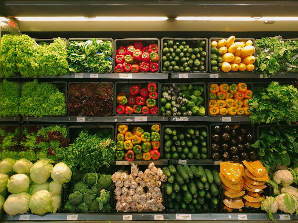 Prateleiras de hortifrúti em mercado